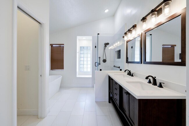 Building Photo - 2843 SW Mariposa Cir