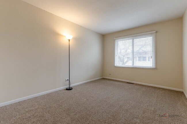 Building Photo - 3004 Roberts Dr