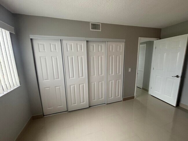 Building Photo - 1202 S Lake Dr