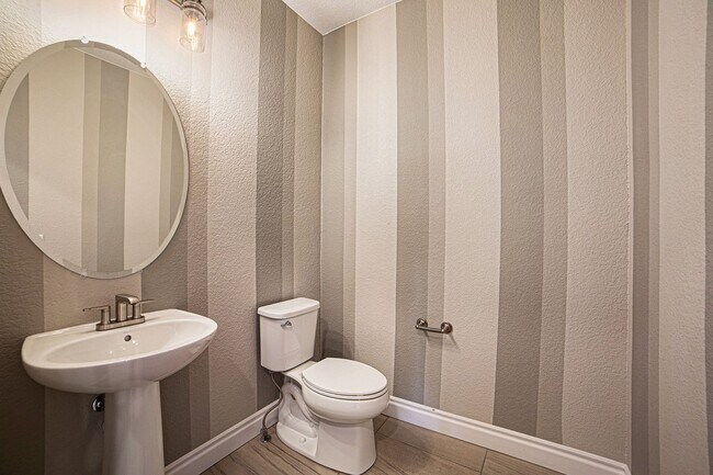 Building Photo - Gorgeous Townhome at Victory Ridge!