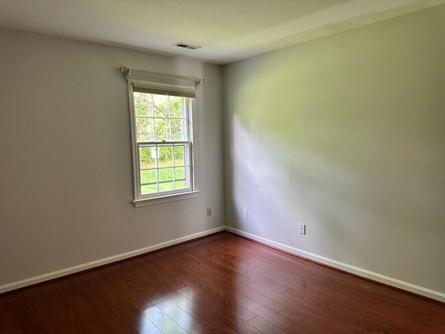 Building Photo - Condo available in the City of Williamsburg! Available July 2026!