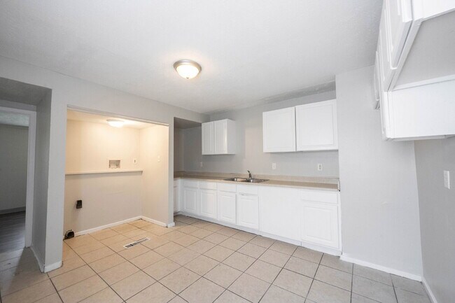 Building Photo - "Charming 3-Bed, 2-Bath Retreat in Indiana...