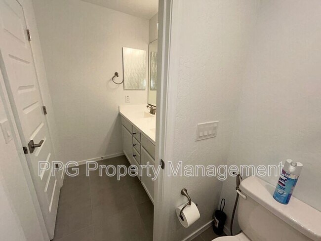 Building Photo - 14118 W Hackamore Dr