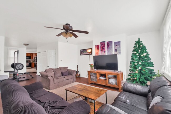 Building Photo - Cozy Home - South Side Flats