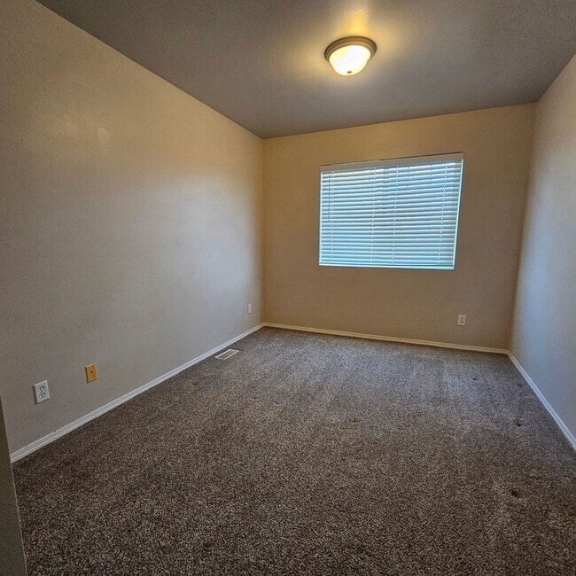 Building Photo - Beautiful Home with Mt. Rainier Views – Close to PSNS & Ferries