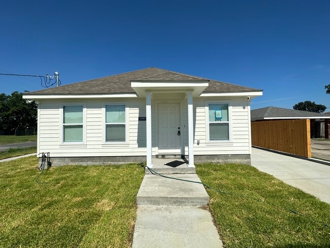 Primary Photo - 3400 Jackson Blvd