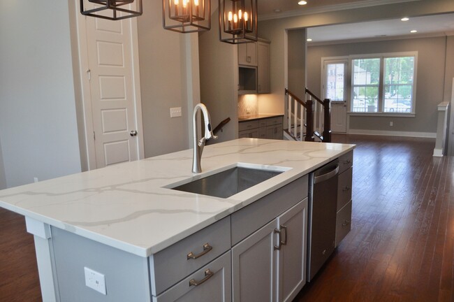 Building Photo - 4 Bedroom | 3.5 Bath Townhouse in Raleigh