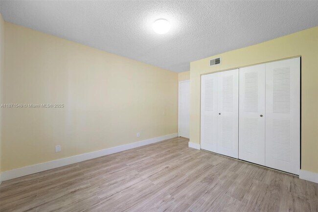 Building Photo - 530 S Park Rd