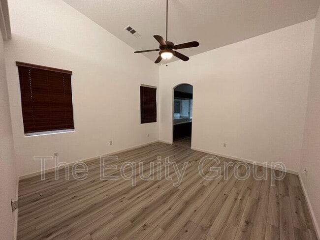 Building Photo - 1016 E Arlen Ave