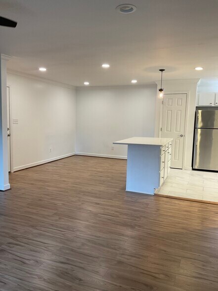 Building Photo - 1019 Woodland Vlg