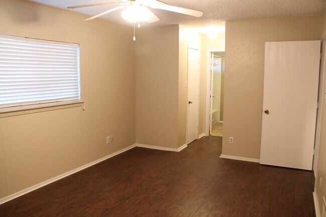 Building Photo - 2500 Bowling Green St