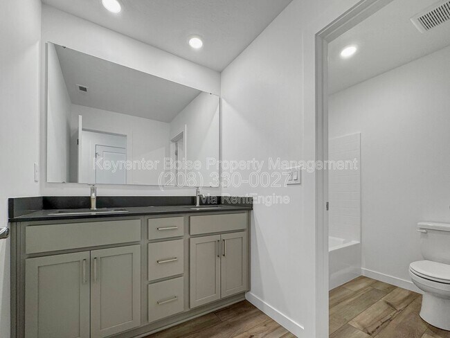 Building Photo - 4119 W Perspective St