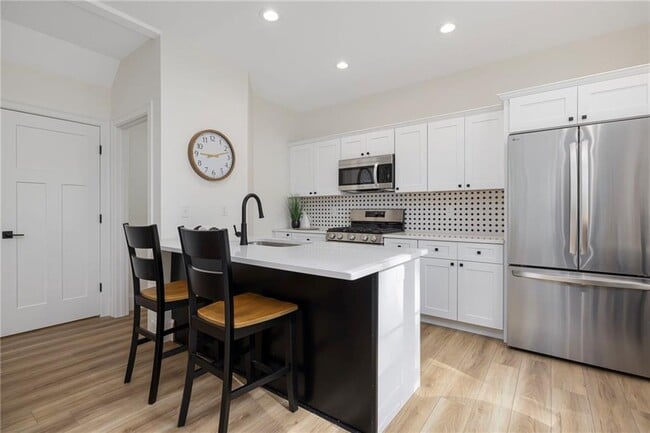 Building Photo - 50 S County Trl