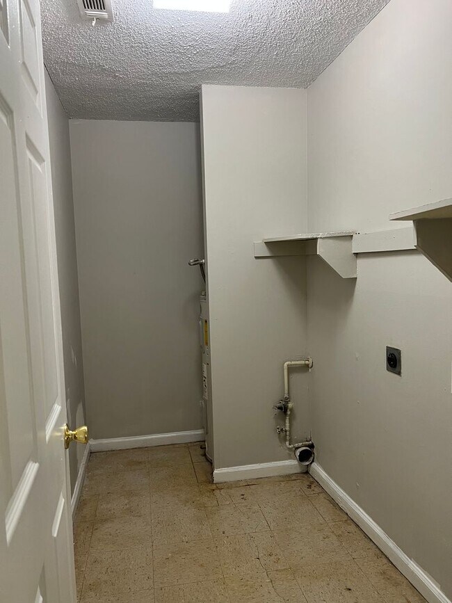 Building Photo - 8127-8127 Carlton Trail NW