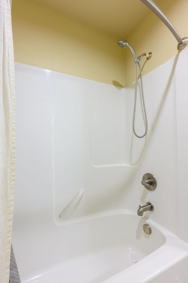 Building Photo - New listing!  Modern, A/C, Washer & Dryer included!