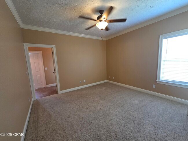 Building Photo - 3401 Hillcrest Dr