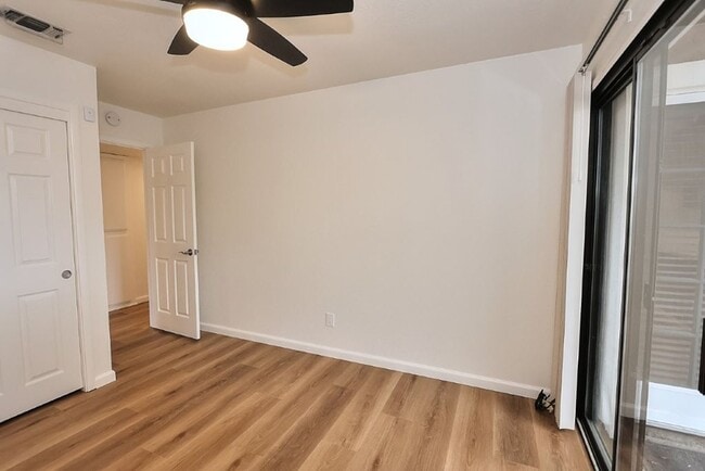 Building Photo - Beautiful corner halfplex available now for rent!