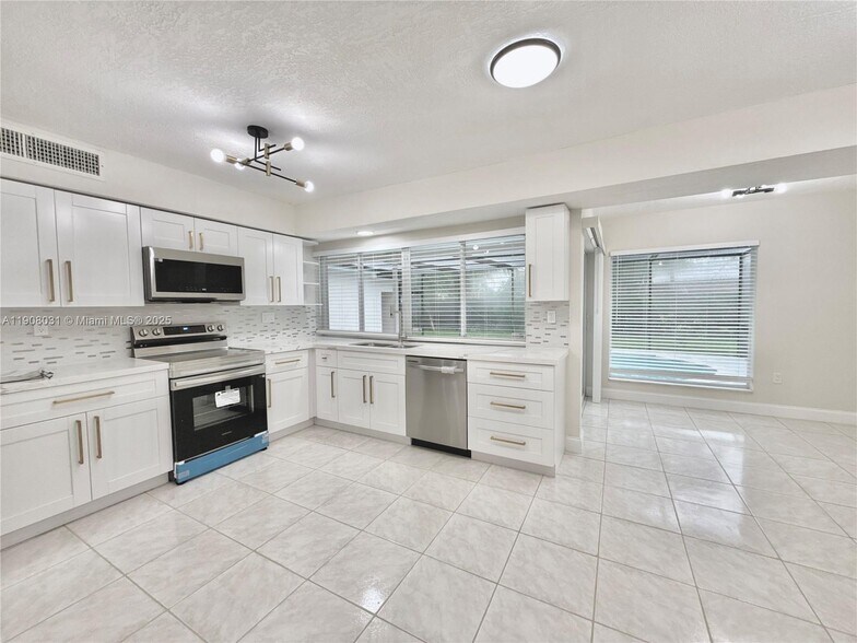 Building Photo - 6708 Camelia Dr