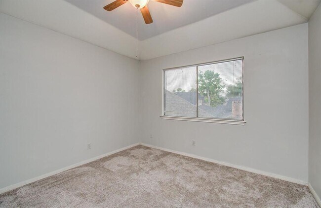 Building Photo - 5339 Holly View Dr