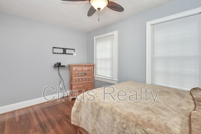 Building Photo - 10 Parkside Pl