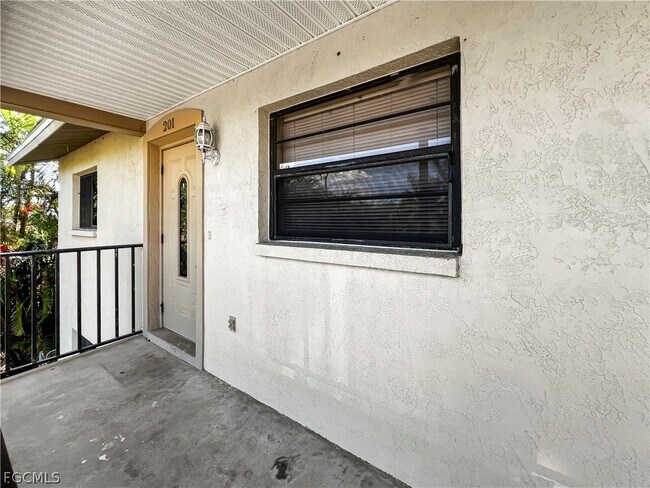 Building Photo - 4530 SW 10th Ave