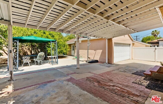 Building Photo - 5049 Hesperia Ave