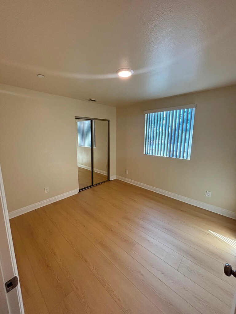 Building Photo - 1029 W 65th Pl