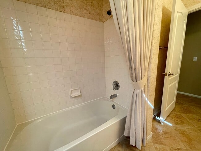 Building Photo - Mission Ridge Condos-Gorgeous 2nd Floor Un...