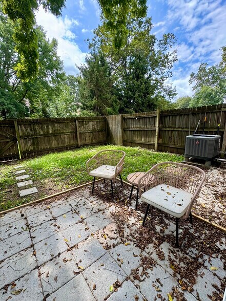 Backyard patio - 202 Huntington Ln