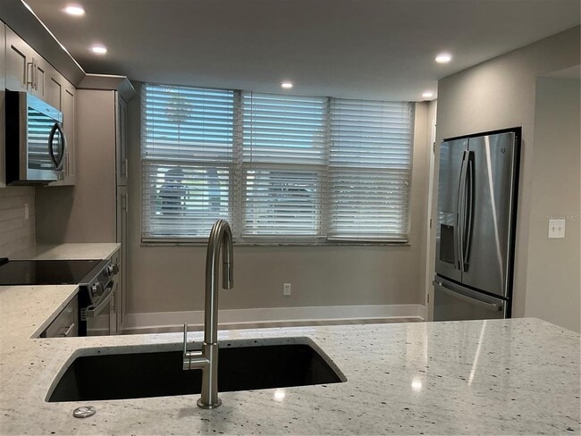 Building Photo - 7645 Sun Island Dr S
