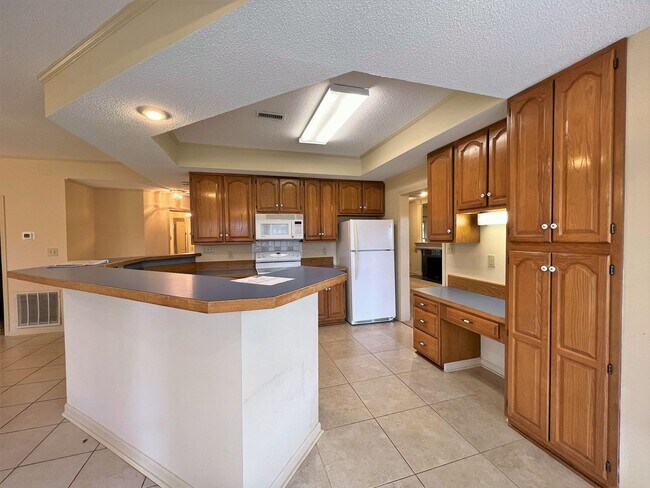 Building Photo - GREAT FARRAGUT LOCATION WITH INVITING FRONT PORCH CHARM!!!