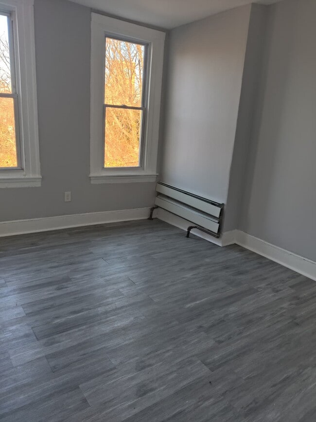 Building Photo - 127 E Coulter St