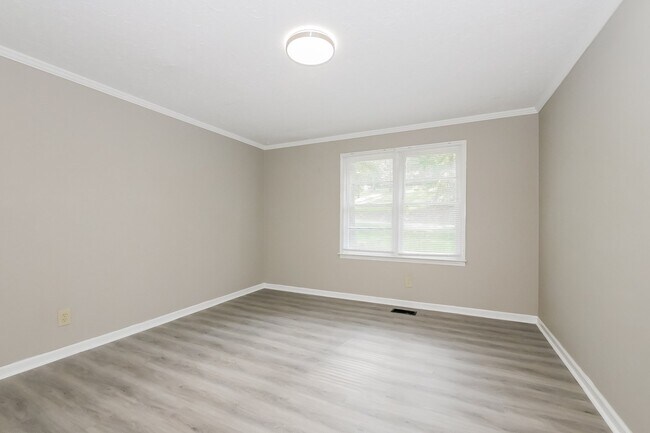 Building Photo - 5434 Lake Dr