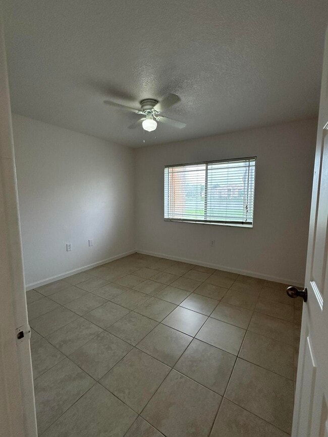 Building Photo - 301 SW Palm Dr