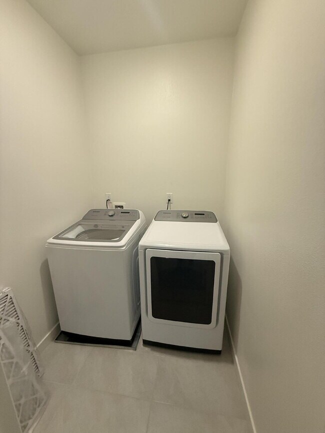 Building Photo - $3,950 - 4 Bed / 3.5 Bath Townhome in La Brisa Community of San Ysidro