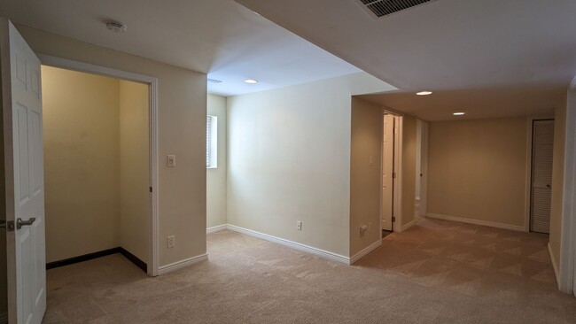 Building Photo - Beautiful 5 Bed, 3.25 Bath Broadmoor Home!