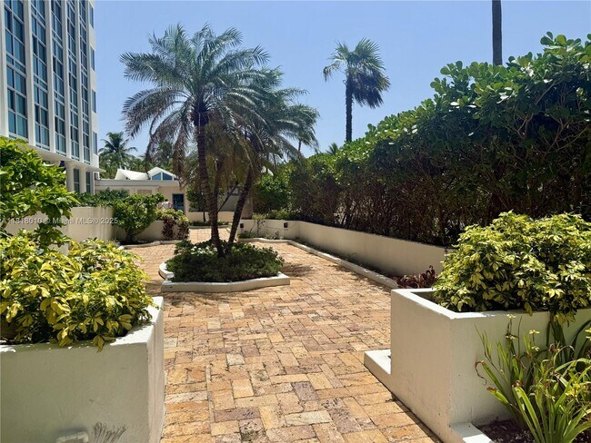 Building Photo - 5055 Collins Ave