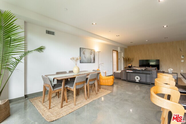 Building Photo - 547 N Sweetzer Ave