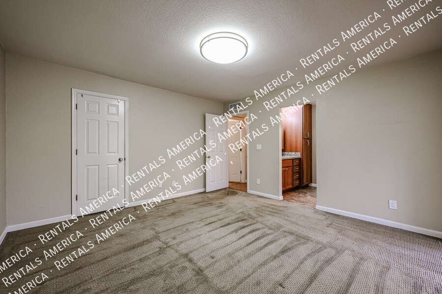Building Photo - 1621 E Vaughn St