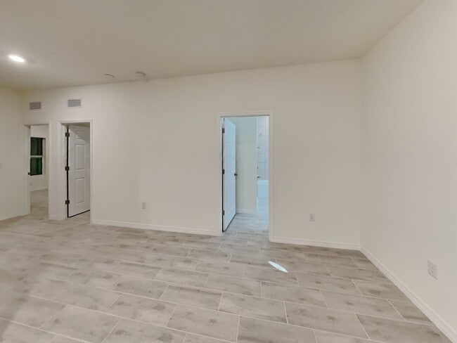 Building Photo - 26113 Northern Cross Rd