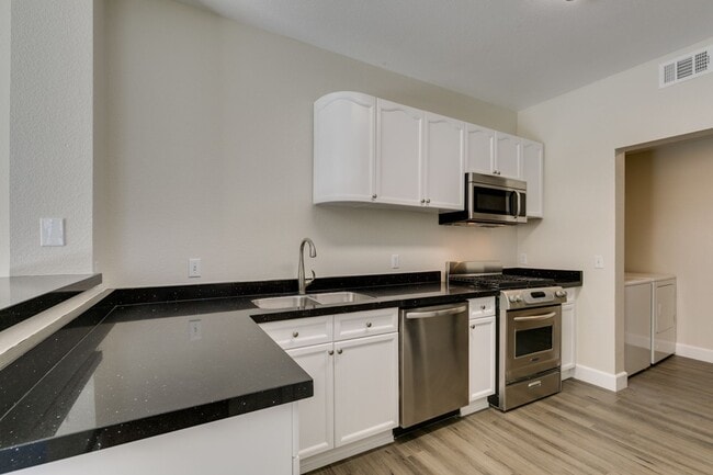 Building Photo - Amazing !! 2 Bedroom 2.5 Bathroom Townhous...