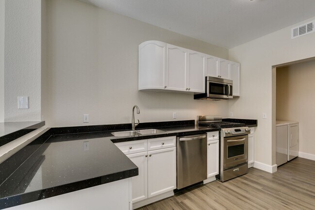 Building Photo - Modern 2-Bedroom Green Valley Townhome