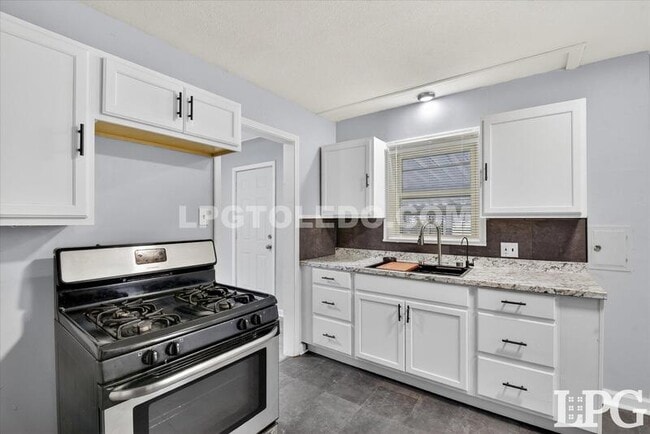 Building Photo - 1665 Burgoyne Dr