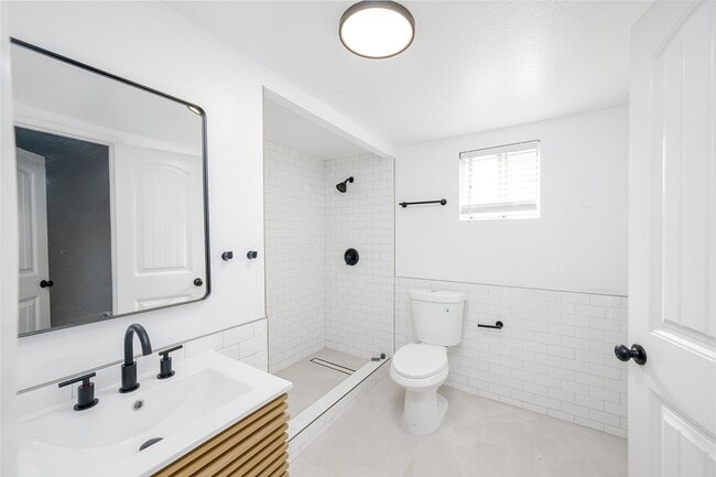 Building Photo - Awesome 2 Bed 1 Bath Remodeled House with Gated Front Yard