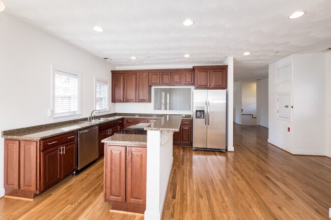 Building Photo - 915 Colley Ave