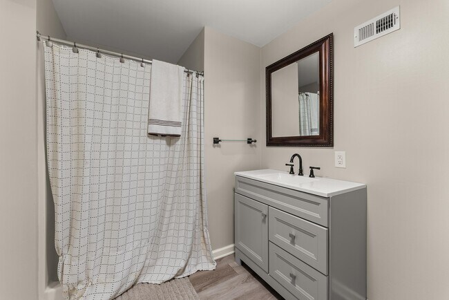 Building Photo - 9711 Pine Point Dr