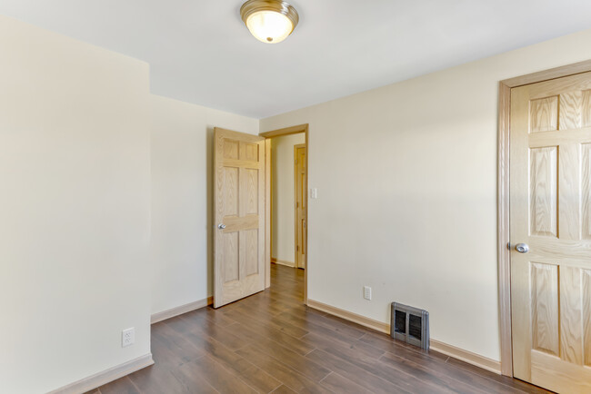 Building Photo - 5156 W 63rd Pl