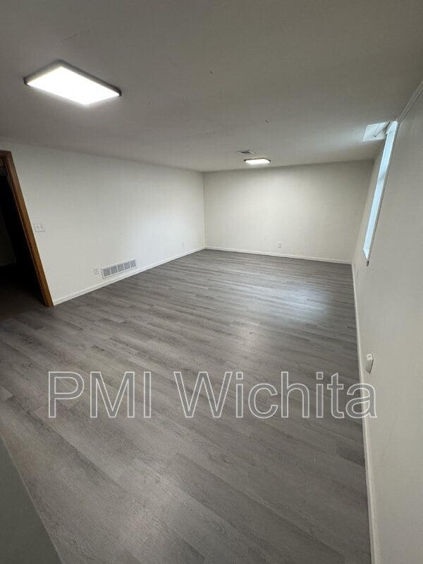 Building Photo - 840 N Waddington Ave