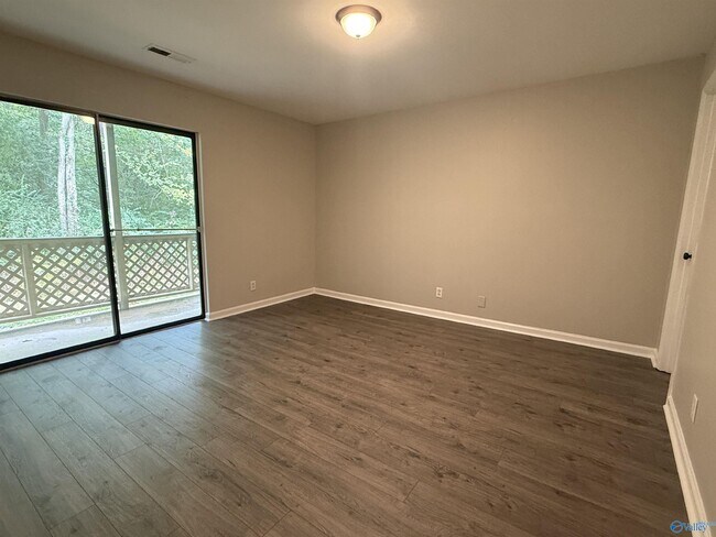 Building Photo - 4988 7 Pine Cir