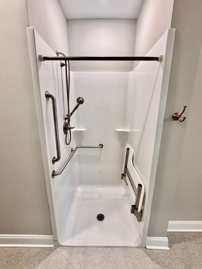 Building Photo - 2 Bed, 2 Bath Condo w/ Elevator Close to D...